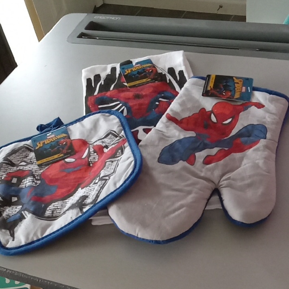 Marvel Red & Blue Spider-Man Oven Mitt and Pot Holder Set